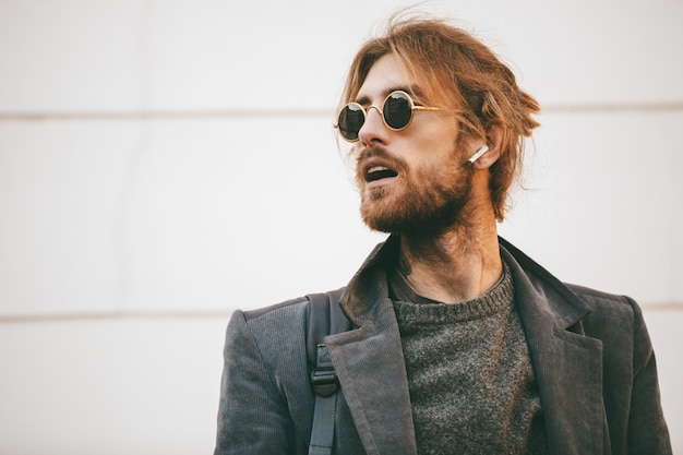 Retrato de un atractivo hombre barbudo con gafas de sol