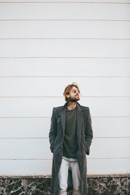 Retrato de un atractivo hombre barbudo con gafas de sol