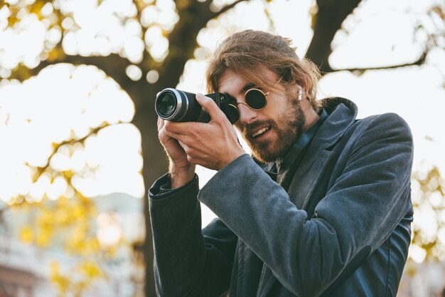 Retrato de un atractivo hombre barbudo con gafas de sol