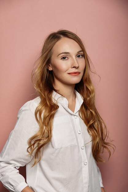 Retrato atractivo de la muchacha en una camisa blanca