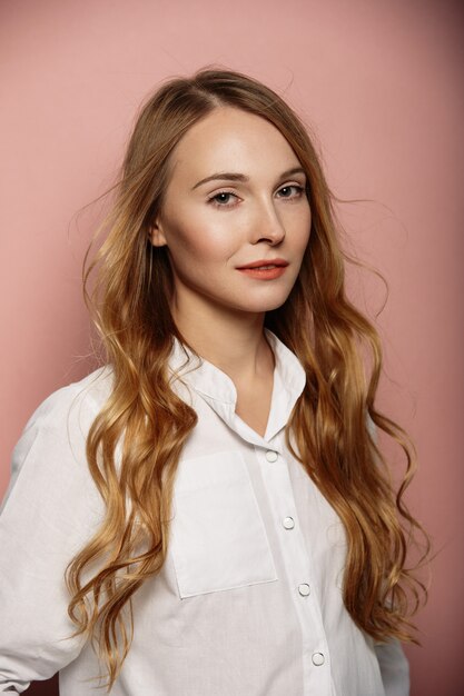 Retrato atractivo de la muchacha en una camisa blanca