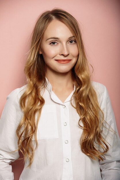 Retrato atractivo de la muchacha en una camisa blanca