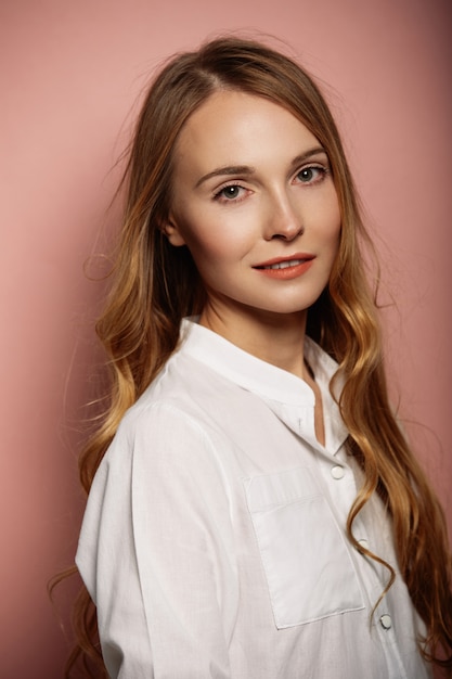 Retrato atractivo de la muchacha en una camisa blanca