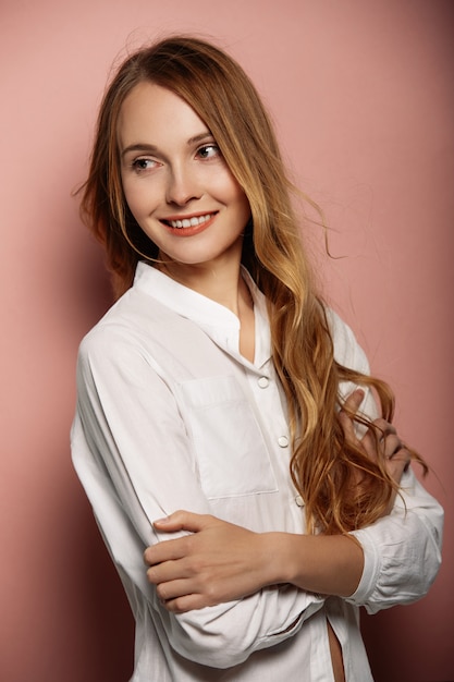 Retrato atractivo de la muchacha en una camisa blanca