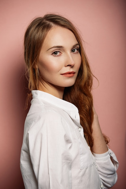 Retrato atractivo de la muchacha en una camisa blanca