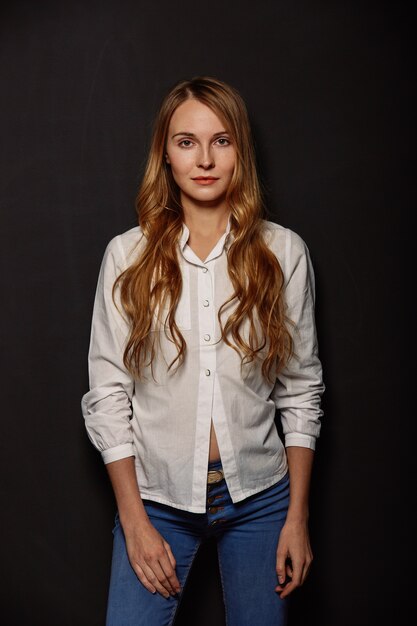 Retrato atractivo de la muchacha en una camisa blanca