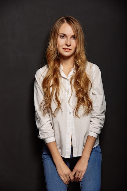 Retrato atractivo de la muchacha en una camisa blanca