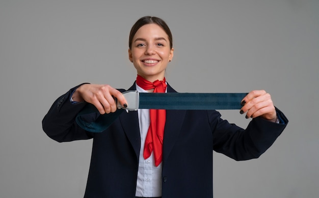 Foto gratuita retrato de auxiliar de vuelo con cinturón de seguridad