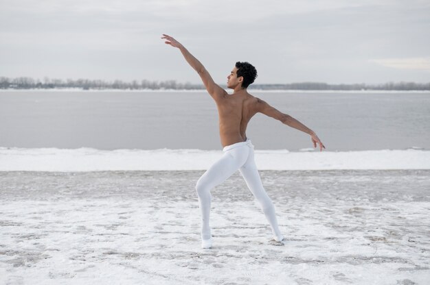 Retrato bailarina de ballet actuando con elegancia