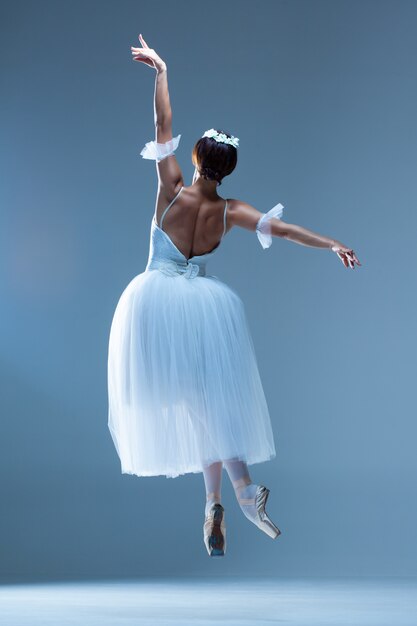 Retrato de la bailarina en la pared azul