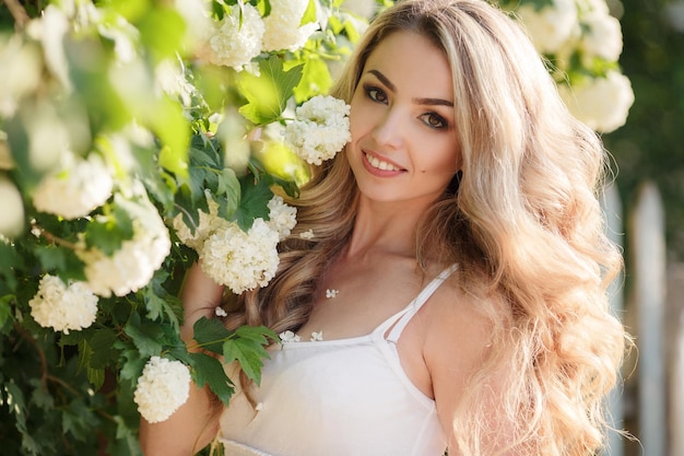 retrato, de, un, bastante, mujer joven, en, flores, al aire libre