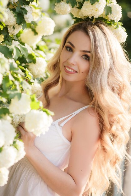 retrato, de, un, bastante, mujer joven, en, flores, al aire libre