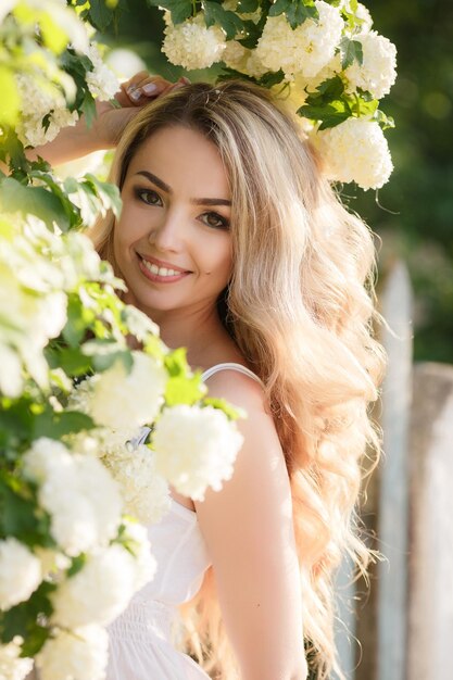 retrato, de, un, bastante, mujer joven, en, flores, al aire libre