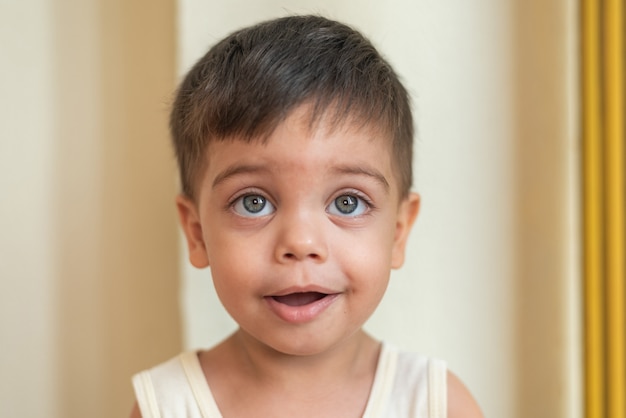 Retrato de bebé de ojos azules mirando con expresión tranquila