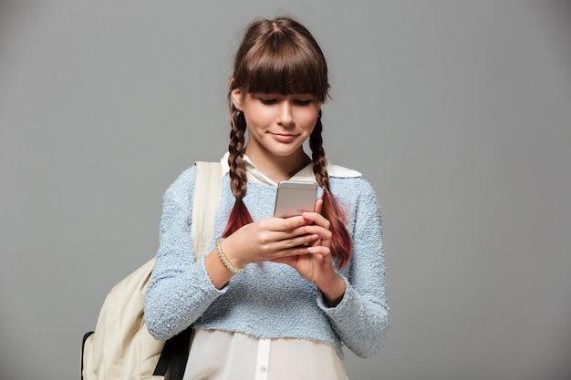 Foto gratuita retrato de una bella colegiala bonita con mochila