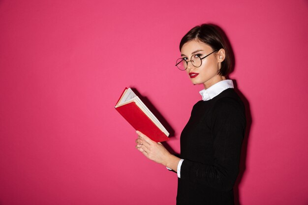 Retrato de una bella joven empresaria leyendo un libro