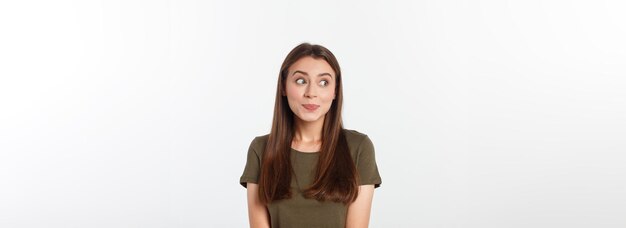 Retrato de una bella joven mirando a la cámara y sonriendo aislada en un fondo blanco