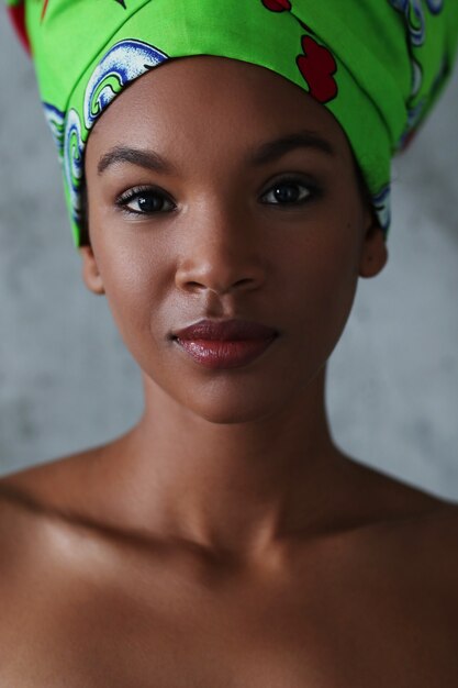 Retrato de una bella joven negra con sombrero tradicional africano