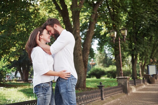 Retrato de una bella joven pareja sonriendo juntos