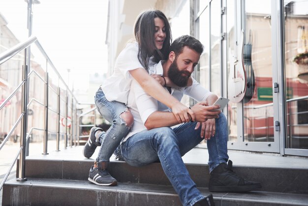 Retrato de una bella joven pareja sonriendo juntos