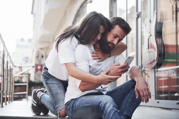 Retrato de una bella joven pareja sonriendo juntos