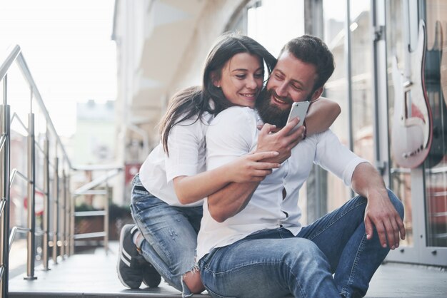 Retrato de una bella joven pareja sonriendo juntos