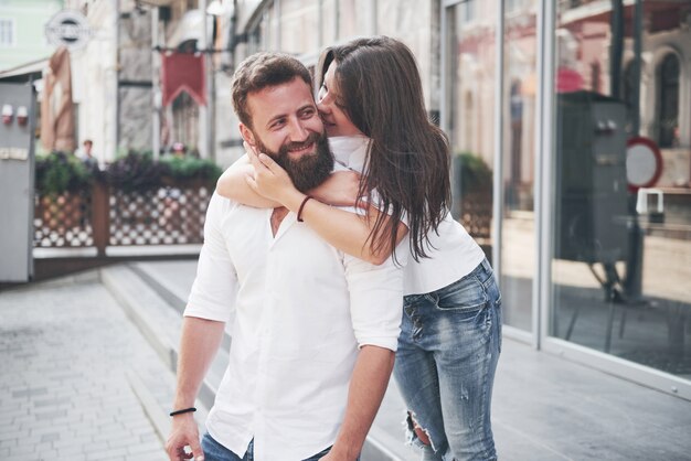 Retrato de una bella joven pareja sonriendo juntos