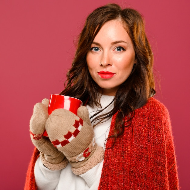 Retrato de bella modelo femenino en guantes