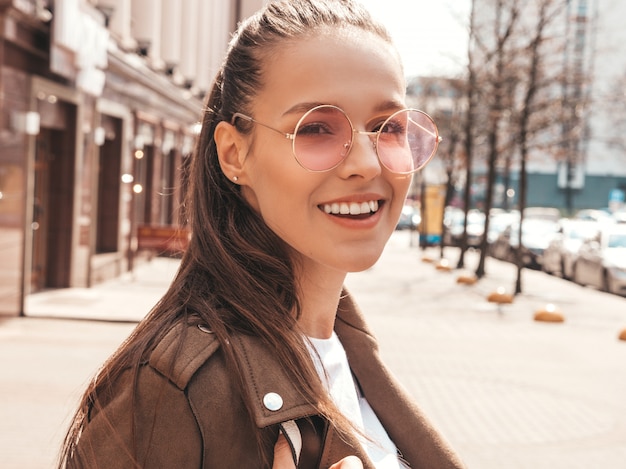 Retrato de la bella modelo morena sonriente vestida con ropa de chaqueta hipster de verano