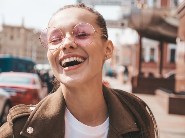 Retrato de la bella modelo morena sonriente vestida con ropa de chaqueta hipster de verano