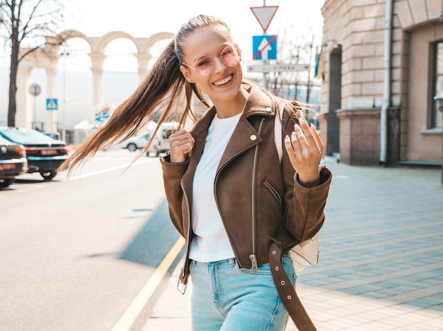 Retrato de la bella modelo morena sonriente vestida con ropa de chaqueta hipster de verano