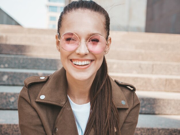 Retrato de la bella modelo morena sonriente vestida con ropa de chaqueta hipster de verano