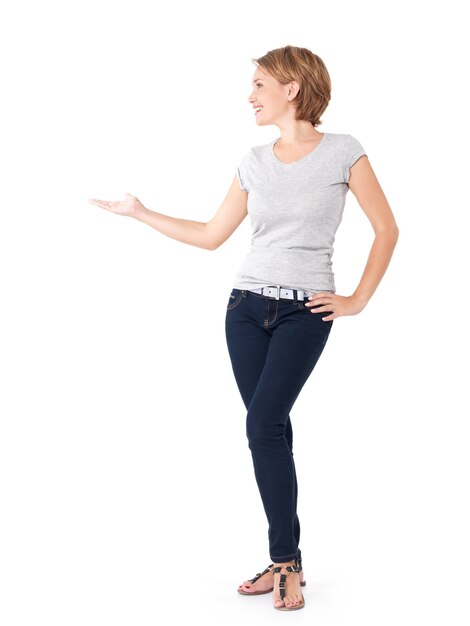 Retrato de una bella mujer adulta feliz con gesto de presentación aislado en blanco