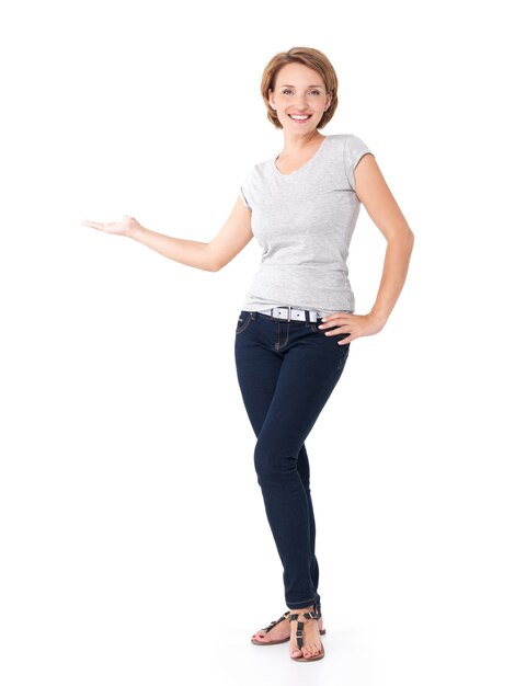 Retrato de una bella mujer adulta feliz con gesto de presentación aislado en blanco