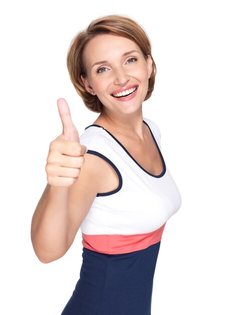 Retrato de una bella mujer adulta feliz con pulgar hacia arriba signo aislado en la pared blanca