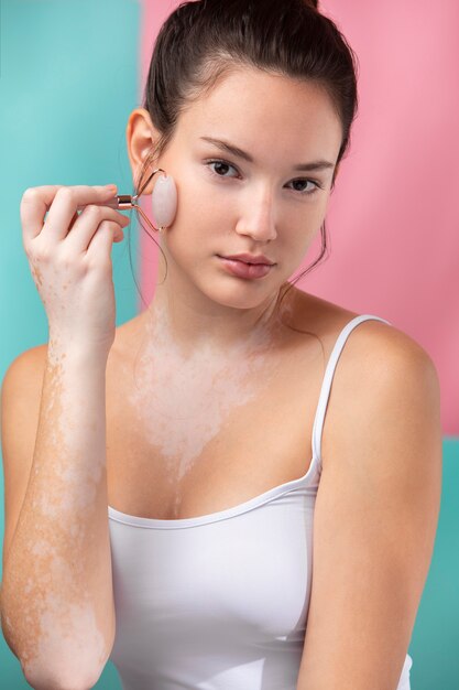 Retrato de una bella mujer aplicando polvo con un pincel de maquillaje