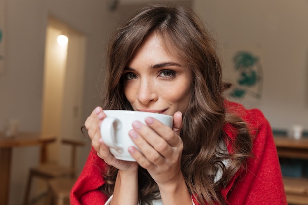 Foto gratuita retrato de una bella mujer bebiendo