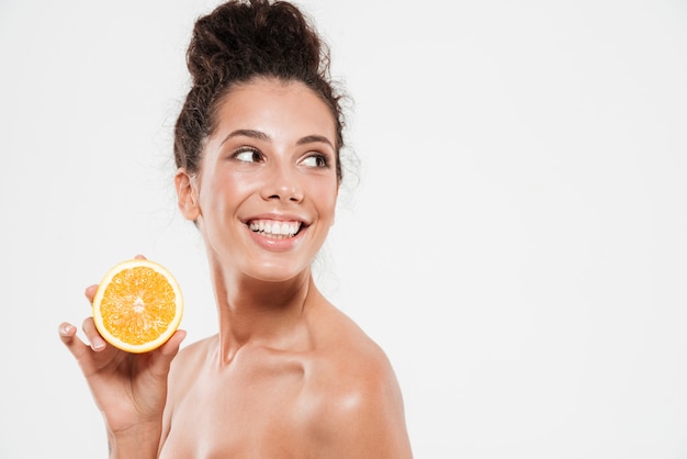 Foto gratuita retrato de una bella mujer feliz