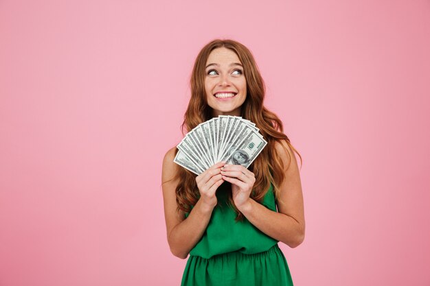 Retrato de una bella mujer feliz