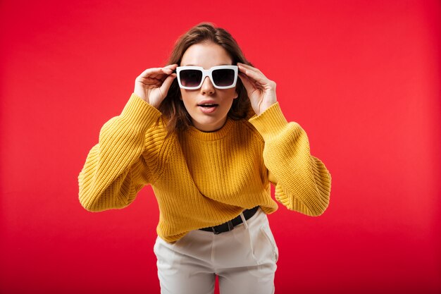 Retrato de una bella mujer en gafas de sol posando