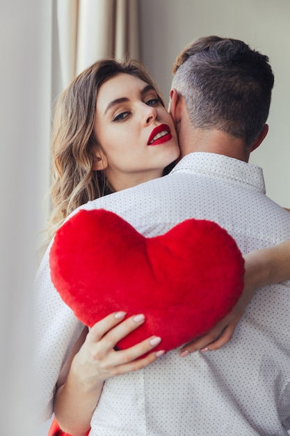 Retrato de una bella mujer joven con su novio, concepto de día de San Valentín