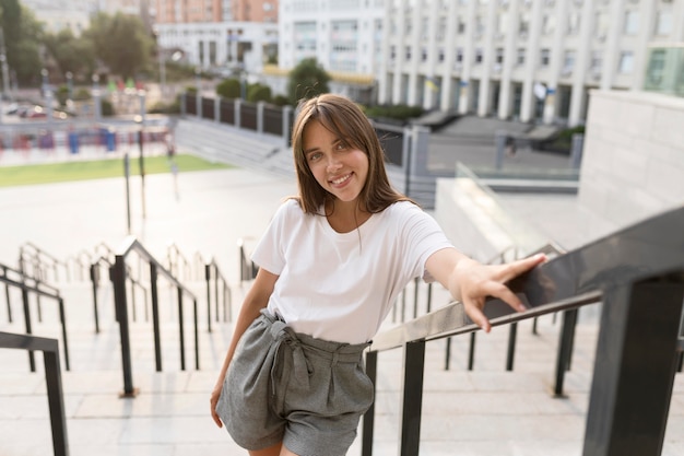 Retrato de una bella mujer posando en las escaleras