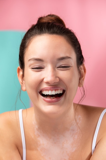 Retrato de una bella mujer riendo