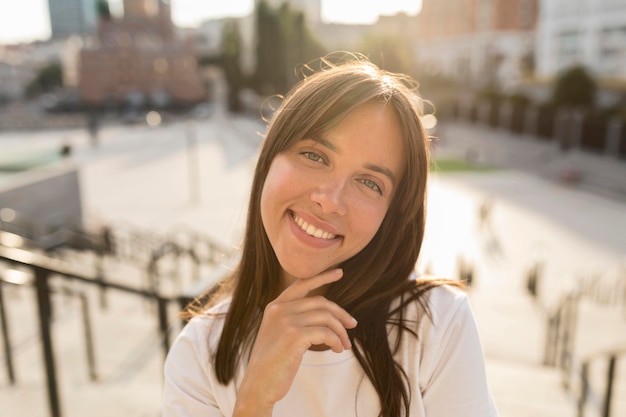 Retrato de una bella mujer sonriendo afuera