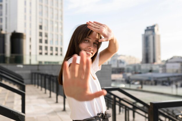 Retrato de una bella mujer sonriendo al aire libre