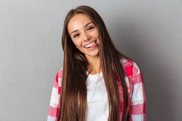 Retrato de una bella mujer sonriente en camisa a cuadros