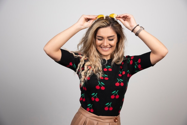 Foto gratuita retrato de una bella mujer sonriente con gafas.