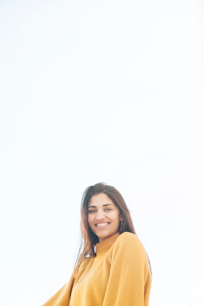 Foto gratuita retrato de una bella mujer sonriente mirando a cámara