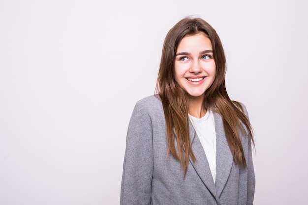 Retrato de una bella mujer sonriente posando sobre un fondo blanco.