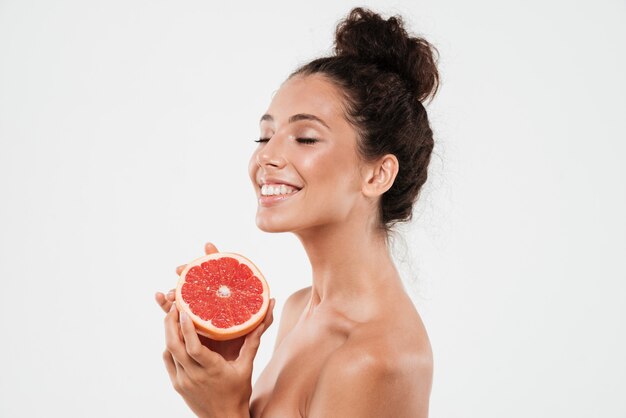 Retrato de una bella mujer sonriente